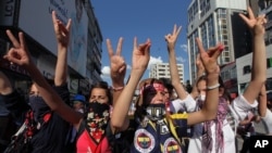 Para pemuda Turki meneriakkan slogan anti-pemerintah sambil melakukan pawai di pusat kota Ankara, Turki (4/6).
