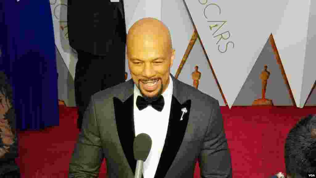 L'arrivée de Common lors des Oscars au Dolby Theater de Los Angeles, le 4 mars 2018 (VOA/Arzouma Kompaore)