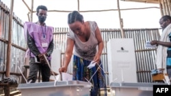 Une femme vote dans un bureau de vote du village de Wereb Michael, une zone rurale à 15 km de Bahir Dar, en Éthiopie, le 21 juin 2021.