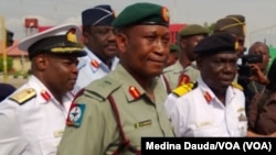Manjo-janar Chris Olukolade da Rear Admiral E.O. Ogbor su na jawabi ga masu zanga-zanga a hedkwatar rundunar sojojin Najeriya a Abuja.
