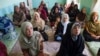 Seorang guru perempuan Afghanistan dari "Halo Trust" mendidik kaum perempuan tentang risiko ranjau, di sebuah masjid di distrik Jaghatu, provinsi Ghazni (foto: ilustrasi). 