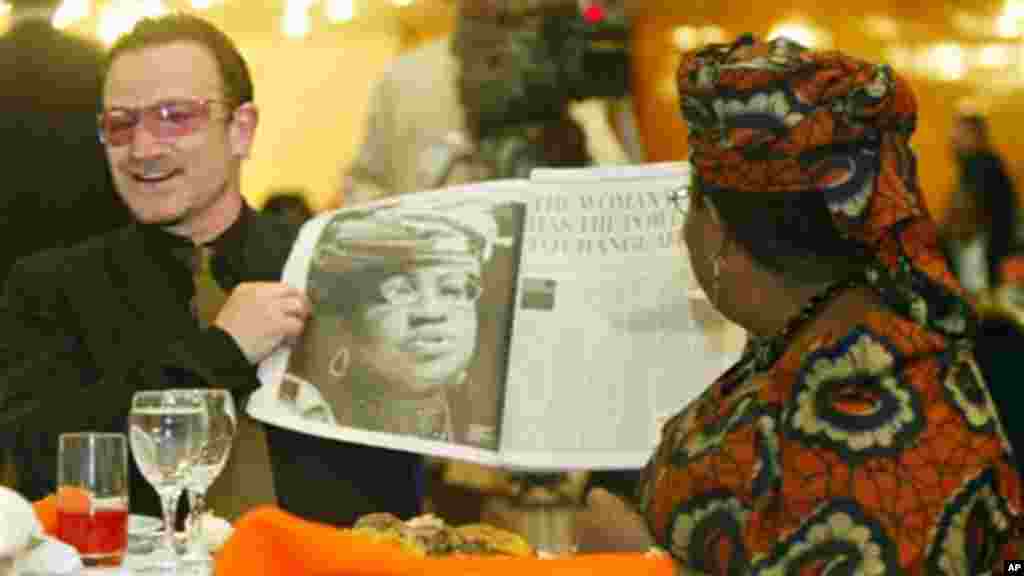 Irish rock star Bono shows Nigerian Finance Minister Ngozi Okonjo-Iweala her picture in a British newspaper, May 21, 2006.