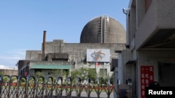 在台灣南部的屏東縣，台灣第三核電廠舉行安全演習，警察在門前站崗（2013年9月10日）