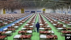 Iranska vojska napravila je privremenu bolnicu sa 2.000 kreveta za pacijente obolelle od COVID-19 u sajamskom prostoru u Teheranu. 