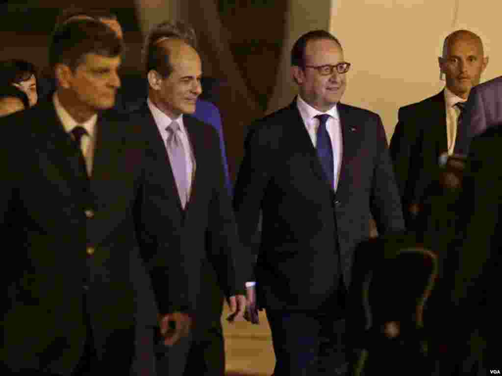 French President Francois Hollande (2nd right) walks next to Cuba's Deputy Foreign Minister Rogelio Sierra (2nd left) at Jose Marti International Airport, in Havana, May 10, 2015.