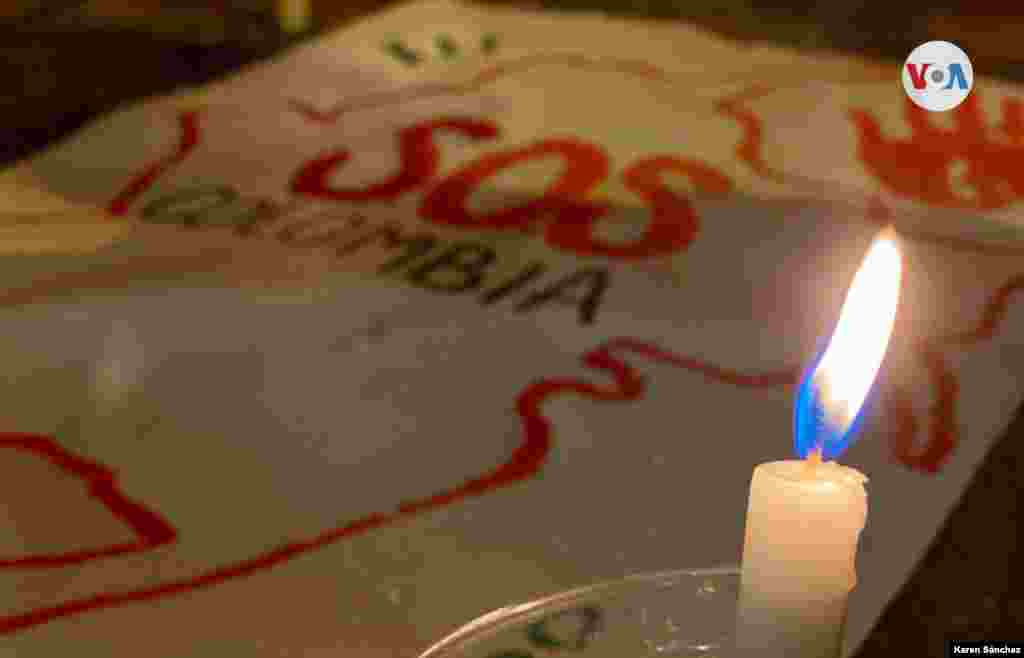 Manifestantes en el Monumento a los H&#233;roes en Bogot&#225; encendieron velas en homenaje a las v&#237;ctimas que han dejado las protestas, el viernes 7 de mayo de 2021. [Foto: Karen S&#225;nchez, VOA]