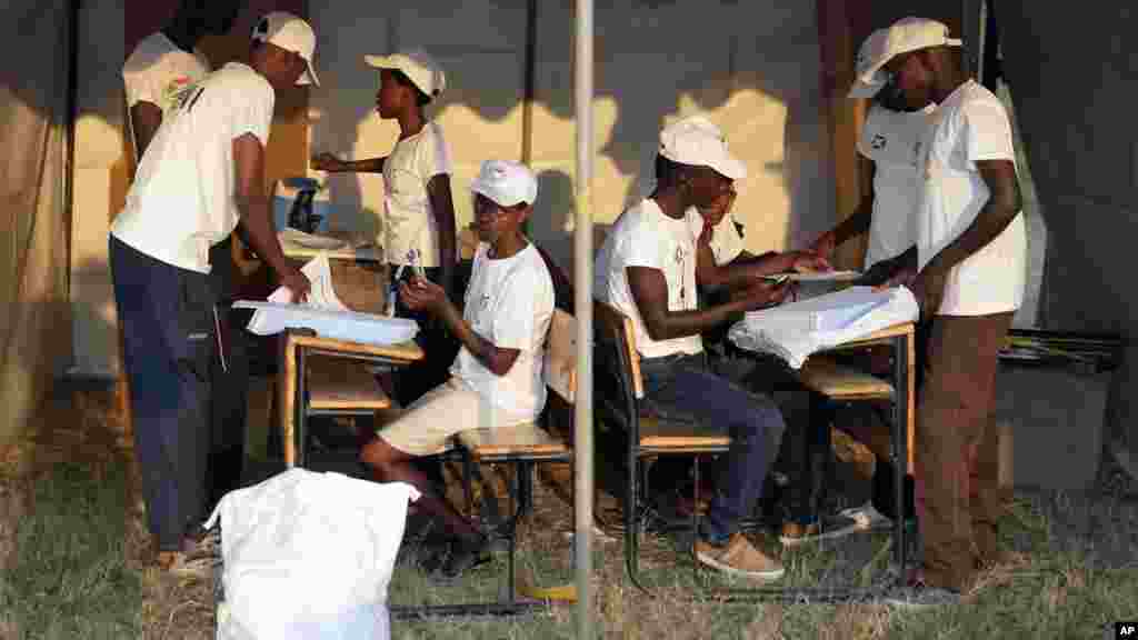 Les responsables électoraux préparent les bulletins de vote pour l'élection présidentielle, Bujumbura, 21 juillet 2015.