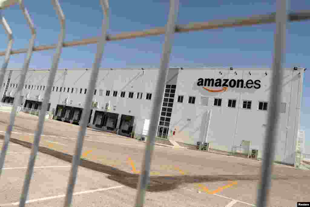 Ma'aikantan kamfanin Amazon a gaban offisin su a yankin San Fernando de Henares yayin da suke gangamin ganin an kara musu albashi saboda yanayin ayyukan su a birnin Madrid dake kasar Spain.