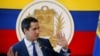 ARCHIVO - El hasta ahora presidente interino de Venezuela, Juan Guaidó, gesticula durante un encuentro con los medios en Caracas, en noviembre de 2021.