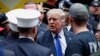 L'ancien président américain Donald Trump visite un commissariat de police lors de la commémoration du 20e anniversaire des attentats du 11 septembre 2001 à New York, New York, États-Unis, le 11 septembre 2021. 