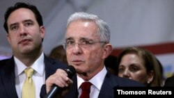 ARCHIVO - El expresidente de Colombia, Álvaro Uribe, testifica durante una audiencia como parte de la investigación que pesa sobre él.