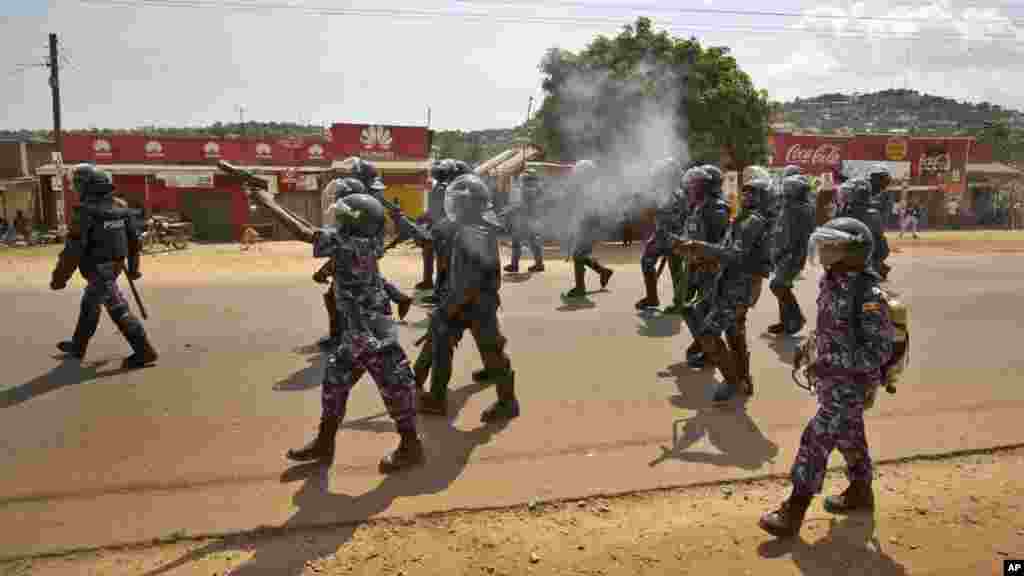 Les forces de sécurité ougandaises lancent des gazs lacrymogènes à une foule d'électeurs en colère devant un bureau de vote, 18 février 2016