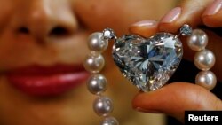 Berlian​ 92 karat yang dinamai "La Legende" atau berarti 'Legenda' dijual dalam lelang Chistie's di Jenewa, Swiss (foto: Reuters). 