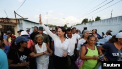 La líder opositora venezolana María Corina Machado participa durante una marcha antes de las primarias presidenciales de octubre, en Santa Bárbara, Estado Monagas, Venezuela, el 27 de marzo de 2023. REUTERS/Leonardo Fernández Viloria 