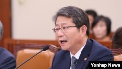 류길재 한국 통일부 장관이 8일 국회 외교통일위원회에서 열린 통일부 국정감사에서 답변하고 있다.