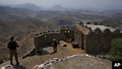 Pasukan tentara Pakistan mengamati wilayah area perbatasan Pakistan dan Afghanistan dari atas bukit pada 3 Agustus 2021. (Foto: AP/Anjum Naveed)