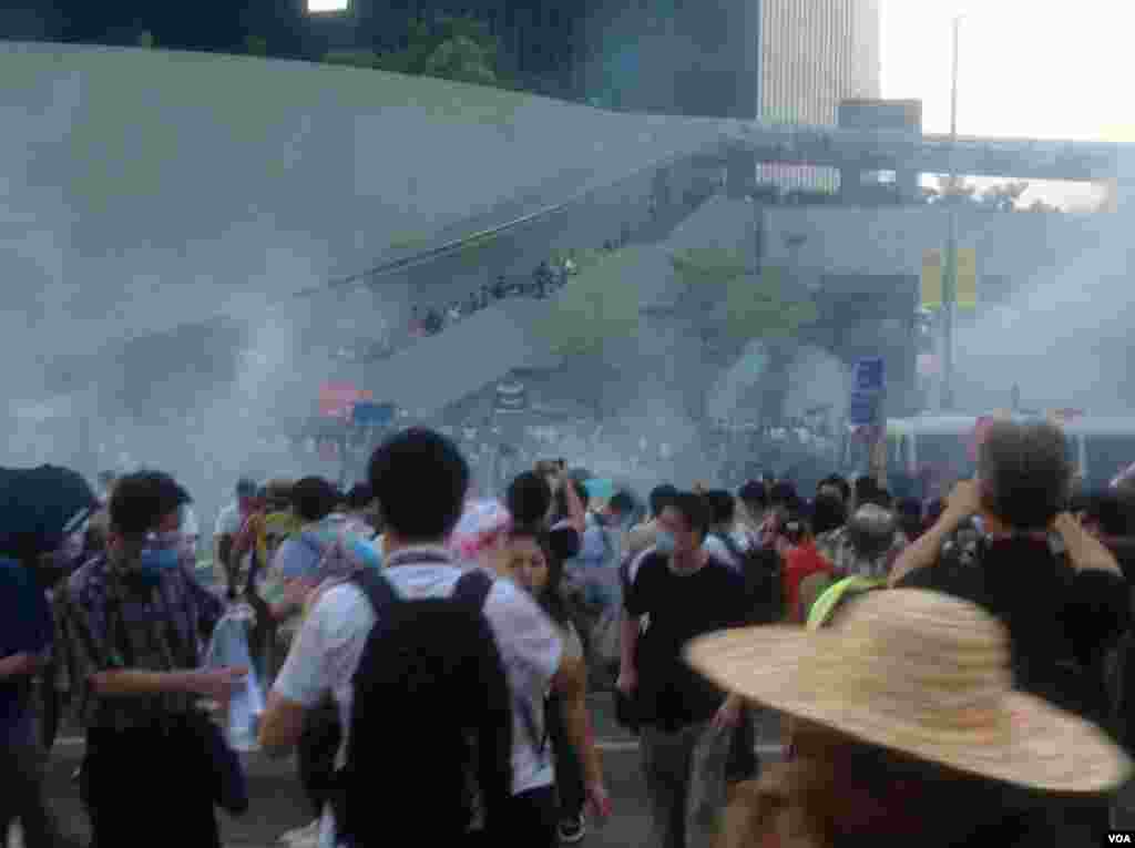港人聲援佔中抗拒警方封鎖中環金鐘多處癱瘓(美國之音海彥拍攝)