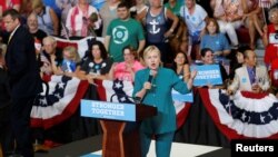 La nominada presidencial demócrata habló en un evento de campaña en una escuela de Des Moines, Iowa.