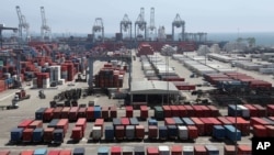 Des conteneurs au port de Long Beach, Californie, le 12 août 2009 
