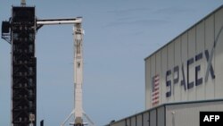 Ракета SpaceX Falcon 9 з капсулою «Команда Дракон» на пусковій платформі 39А в Кейп Канаверал, Флорида