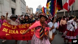 Mujeres protestan contra el gobierno de la presidenta Dina Boluarte durante una marcha con motivo del Día Internacional de la Mujer, en Lima, Perú, el miércoles 8 de marzo de 2023. 