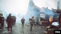 La foto de archivo muestra a soldados argentinos caminando por el puerto Stanley durante el conflicto armado.