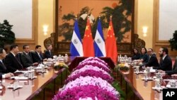 ARCHIVO - El presidente de El Salvador, Nayib Bukele, conversa con el presidente chino, Xi Jinping, en el Gran Salón del Pueblo en Beijing, China, el martes 3 de diciembre de 2019.