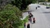 Migrantes venezolanos caminan hacia la frontera entre Venezuela y Colombia durante el brote de la enfermedad del coronavirus, en San Cristóbal. el 4 de noviembre de 2020.