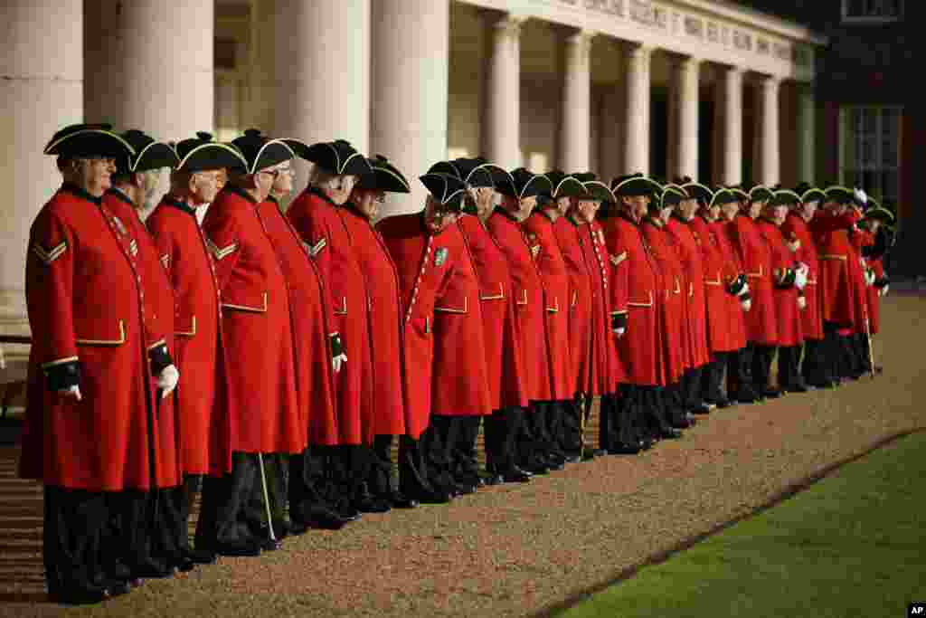 La campaña "Allá, pero no allá" en el Reino Unido conmemora el fin de la I Guerra Mundial. Miembros jubilados de la Armada Británica y residentes del centro de atención geriátrica Royal Hospital Chelsea esperan en fila para tomarse su foto de campaña.
