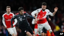 Olivier Giroud (Arsenal), à droite, est défié par Javi Martinez du Bayern lors de la 16e journée de la Ligue des champions entre l'Arsenal et le Bayern Munich à l'Emirates Stadimum à Londres, mardi 7 mars 2017. 
