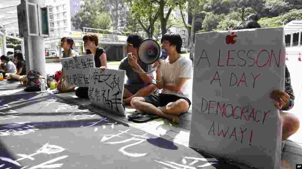香港中文大学校园：标语牌呼吁学生停课