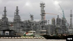 Une installation Chevron de pétrole sous construction à Escravos, à 56 miles de Warri dans la riche région du delta du Niger, source de pétrole au Nigeria, 17 août 2010. epa/ GEORGE Esiri
