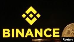 ILUSTRASI - Representasi mata uang kripto terlihat di depan logo Binance, 10 November 2022. (REUTERS/Dado Ruvic)