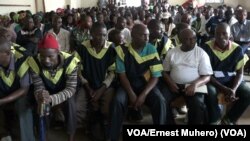 Les accusés lors du prononcé du verdict dans le procès de viol systématique à Kavumu, 13 décembre 2017. (VOA/Ernest Muhero).