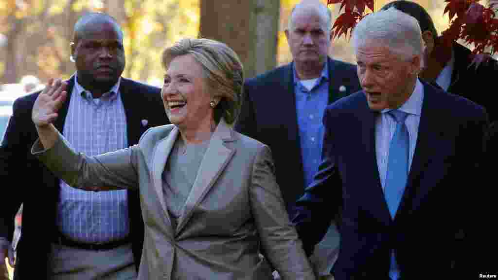 La candidate présidentielle démocrate américaine Hillary Clinton et son mari, l'ancien président des États-Unis, Bill Clinton, saluent les partisans après avoir voté à l'école Douglas Grafflin de Chappaqua, New York, États-Unis le 8 novembre 2016.