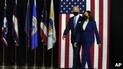 Demokratski predsjednički kandidat Joe Biden i kandidatkinja za potpredsjednicu Kamala Harris na konferenciji za novinare u srednjoj školi u Wilmingtonu, u Delawareu, 12. avgust 2020. (Foto: AP Photo/Carolyn Kaster)