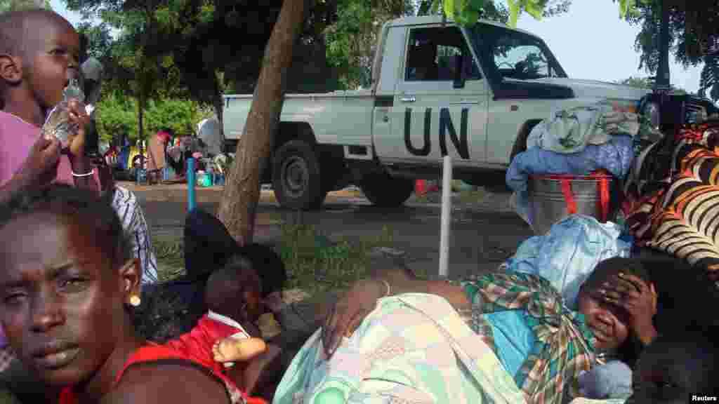 Des familles se reposent dans un camp pour les déplacées à l'enceinte du batiment des Soldats des Nations Unies, à Juba, 11 juillet 2016.