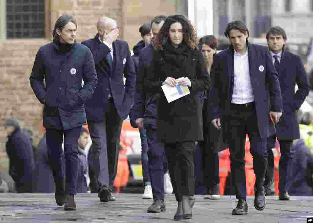 Filippo Inzaghi da wasu 'yan wasa da jami'an Kungiyar Venice su na isa wurin addu'ar jana'izar Davide Astori a Florence, Italiya, Alhamis 8 Maris 2018. An tsinci gawar kyaftin din na Fiorentina a dakinsa na hotel din da suka sauka don wasa da Udinese, kuma ana jin cewa zuciyarsa ce ta daina bugawa. (AP Photo/Alessandra Tarantino)