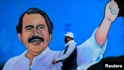 Un hombre pasa frente a un mural con la figura del presidente Daniel Ortega en Managua, Nicaragua. 