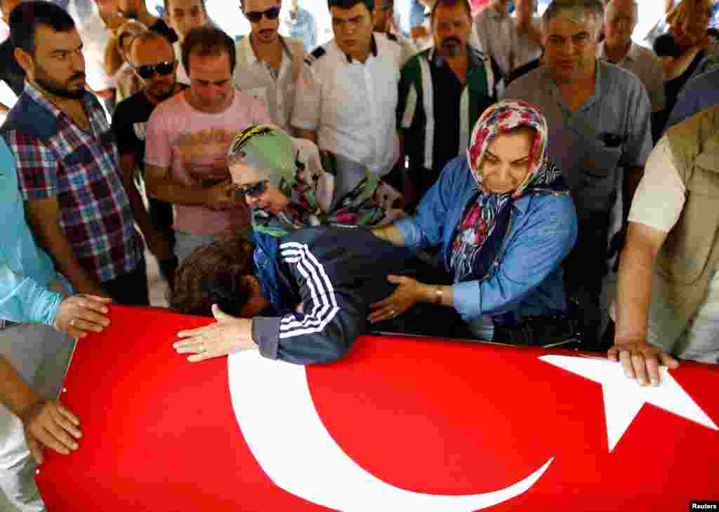 Iyalan wata mai suna Gulsen Bahadir, wadda ta mutu a harin bam na filin jirgin saman Istanbul Ataturk a jikin makarar dake dauke da gawarta lokacin da aka yi jana'izarta yau Laraba, 29 Yuni 2016 a Istanbul.