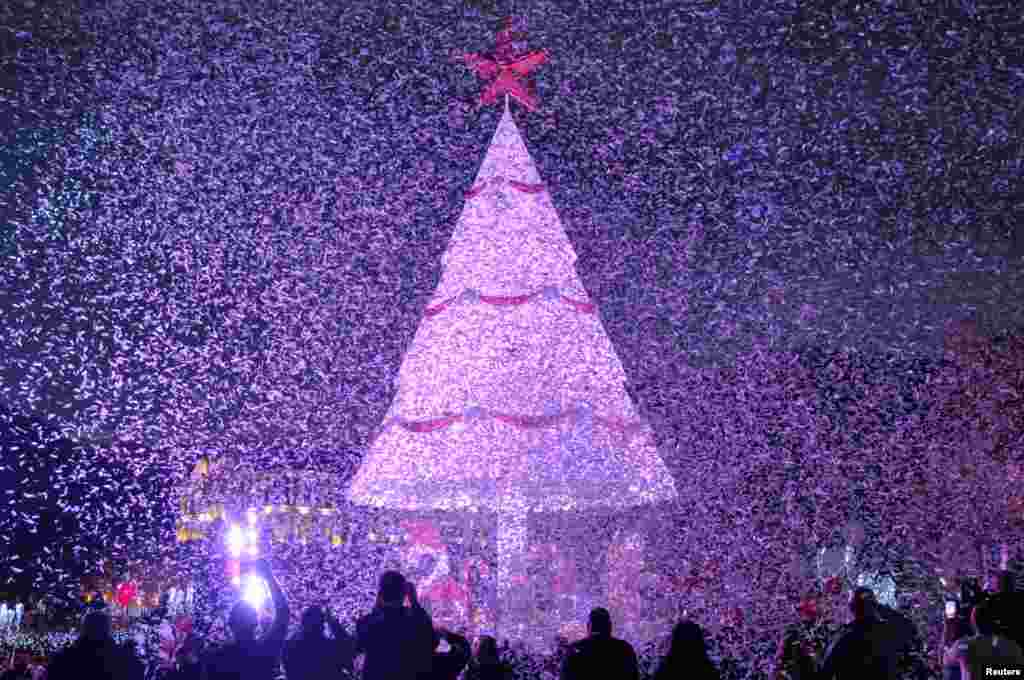 Warga berkumpul di bawah pohon Natal di kota Zgharta, Lebanon utara.