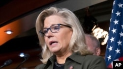 La representante Liz Cheney, R-Wyo., habla con los periodistas en el Capitolio en Washington, 17 de diciembre de 2019.