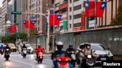 2024年1月3日，在台湾台北市街道上看到的台湾旗帜。（路透社照片）