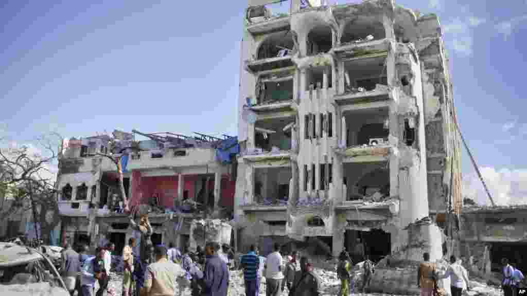 Les forces de sécurité somaliennes, sur le site de l'attentat en somalie, 2 juin 2016.