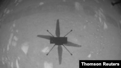 El helicóptero Ingenuity Mars de la NASA capturó esta toma mientras flotaba sobre la superficie marciana el 19 de abril de 2021, durante la primera instancia de vuelo controlado y motorizado en otro planeta. (NASA / JPL-Caltech)