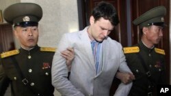 미국 대학생 오토 웜비어가 지난 2016년 3월 북한 평양에서 재판을 받기 위해 법원으로 호송되고 있다. 웜비어는 2017년 6월 의식불명 상태로 석방돼 미국으로 송환된 후 6일 만에 숨졌다.