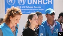 Aktris Angelina Jolie (tengah) tiba di kamp pengungsi Zaatari, Yordania, untuk pengungsi Suriah. (AP/Mohammad Hannon)