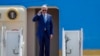 El presidente de EEUU, Joe Biden., Joe Biden saluda mientras aborda el Air Force One en la base de la Fuerza Aérea Andrews, Maryland, el 17 de mayo de 2023, mientras se dirige a Hiroshima, Japón, para asistir al G-7.