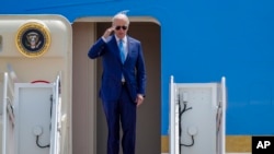 El presidente de EEUU, Joe Biden., Joe Biden saluda mientras aborda el Air Force One en la base de la Fuerza Aérea Andrews, Maryland, el 17 de mayo de 2023, mientras se dirige a Hiroshima, Japón, para asistir al G-7.