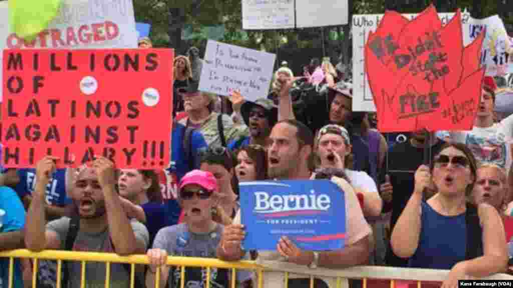 An yi fito na fito tsakanin ‘yan sanda da magoyan bayan Benie Sanders a kofar zauren babban taron jama’iyyar Democrat a Philadelphia. 